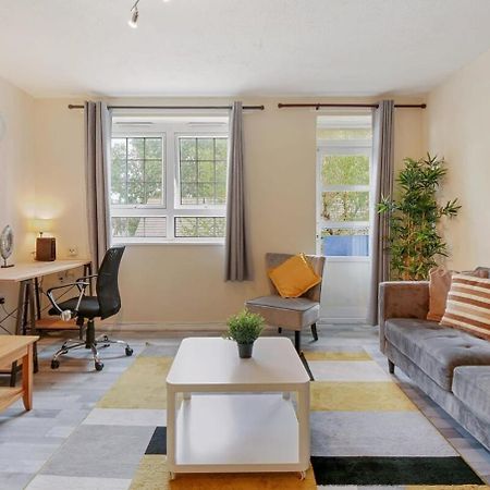 The Serene 2-Bedroom Flat W Free Street Parking Sutton  Bagian luar foto