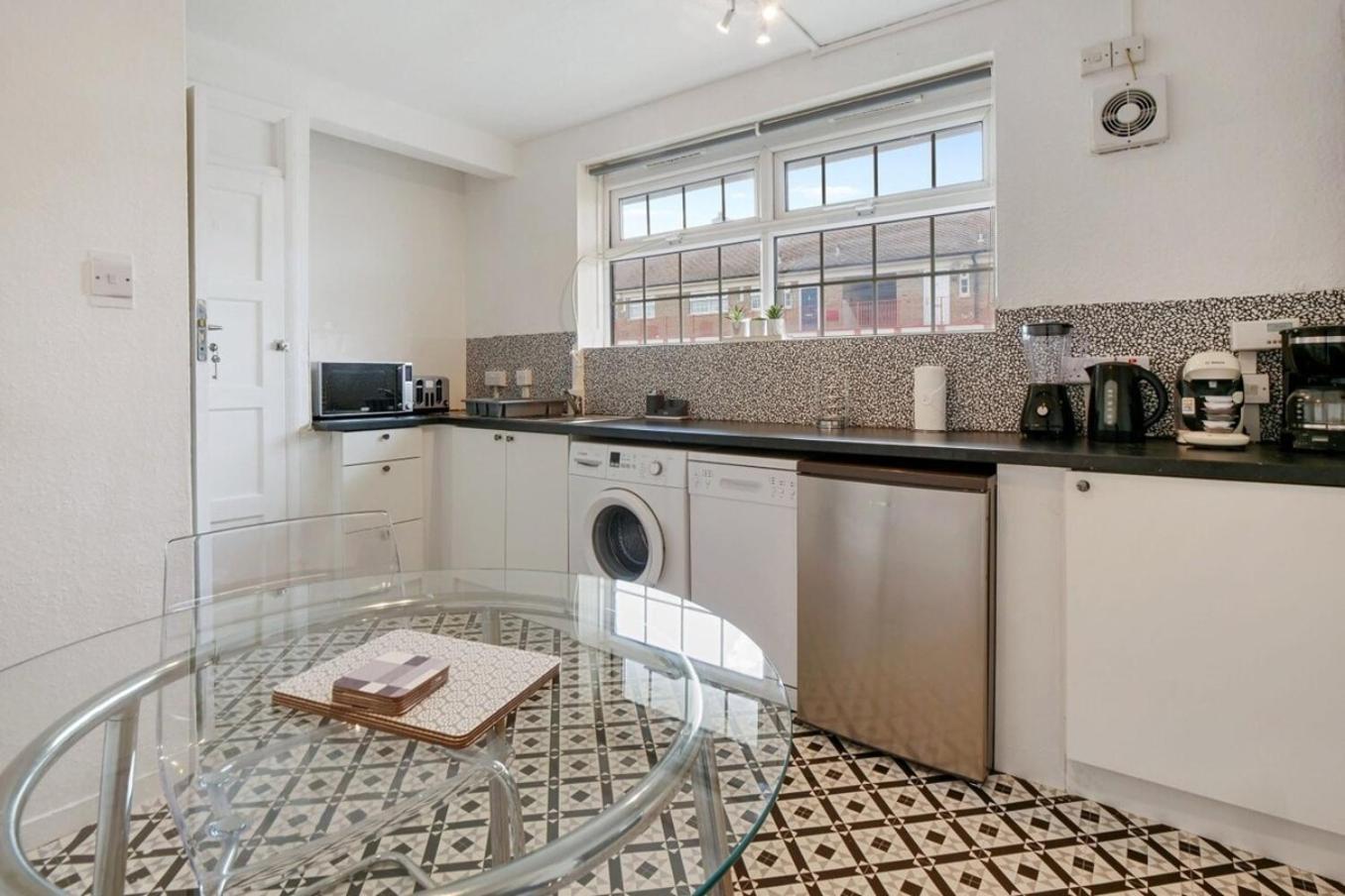 The Serene 2-Bedroom Flat W Free Street Parking Sutton  Bagian luar foto